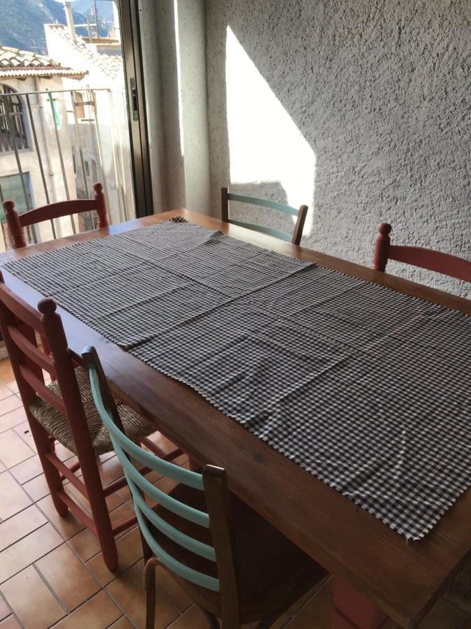 Hostal Casiano Camarasa Exterior photo